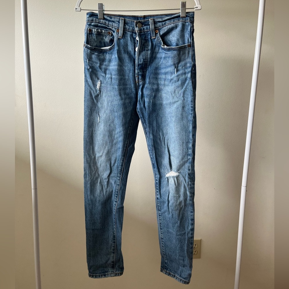 Aritzia Levi Slim Leg Light Wash Distressed Jeans No Flaws